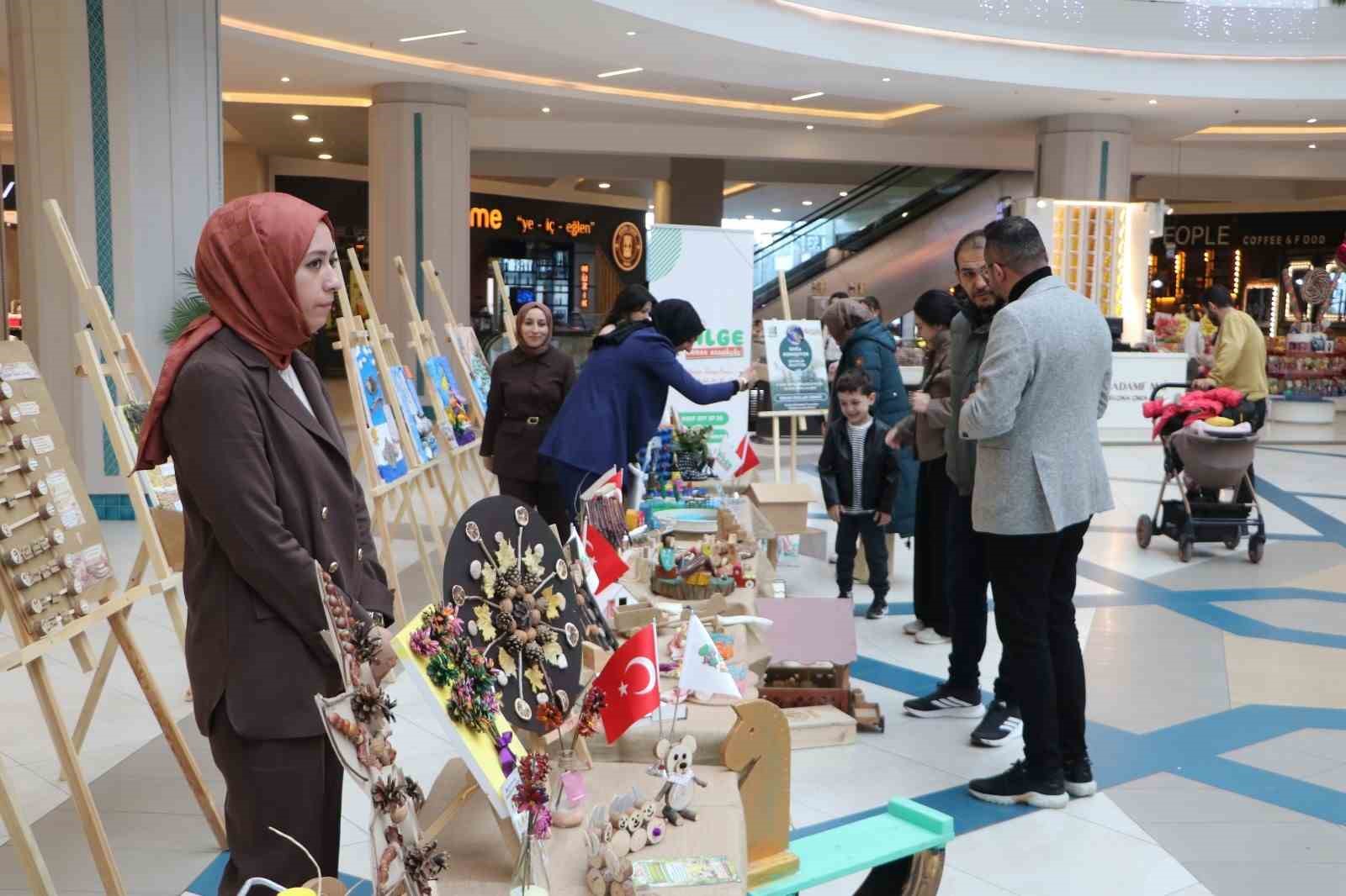 Minik ellerin doğaya dokunuşu
