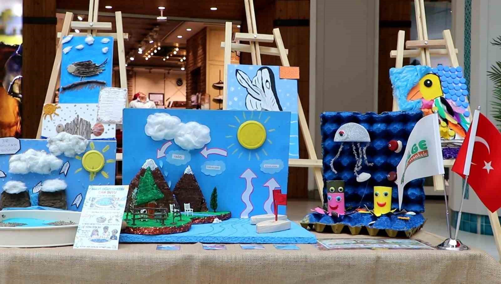 Minik ellerin doğaya dokunuşu
