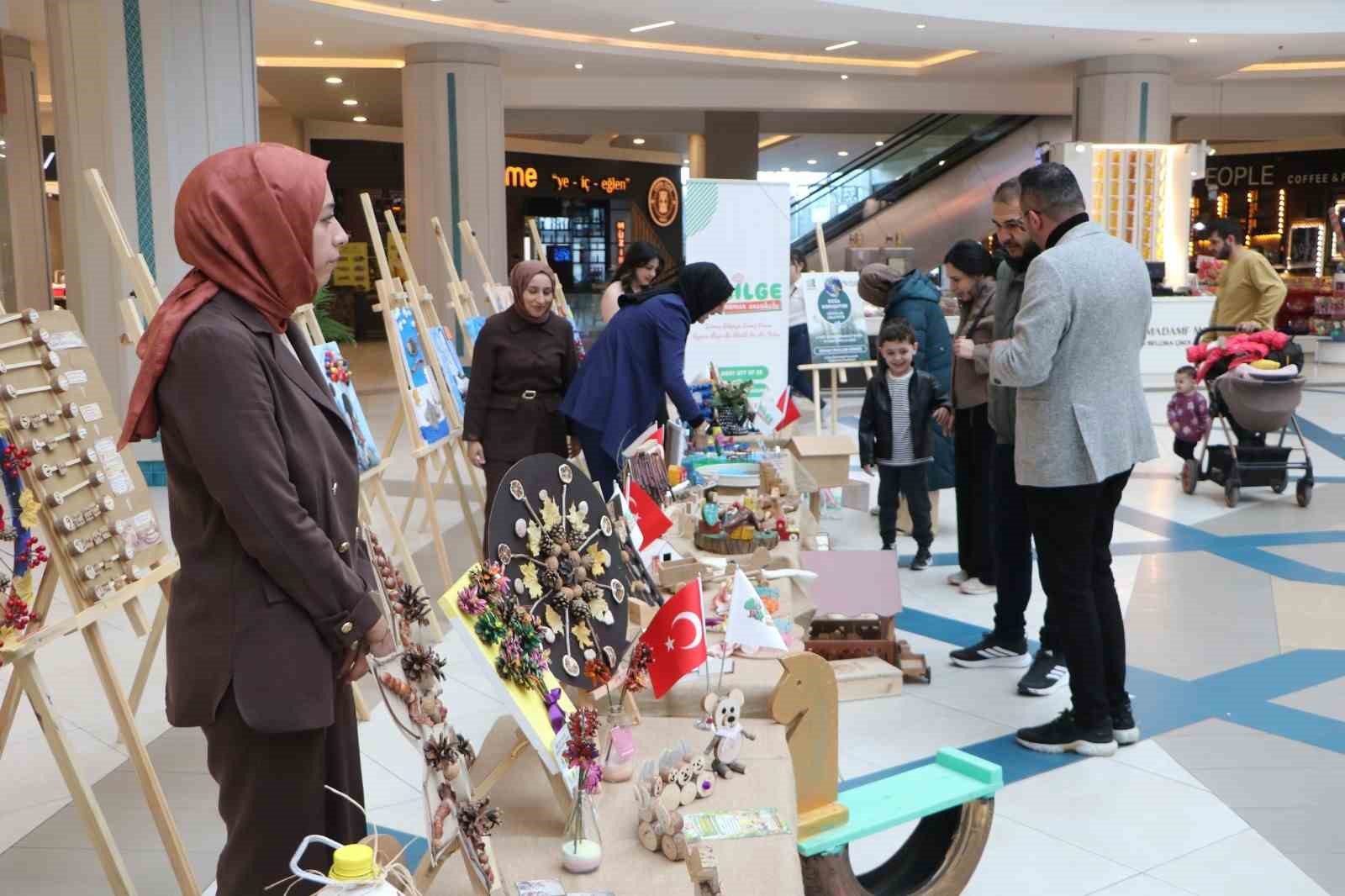 Minik ellerin doğaya dokunuşu
