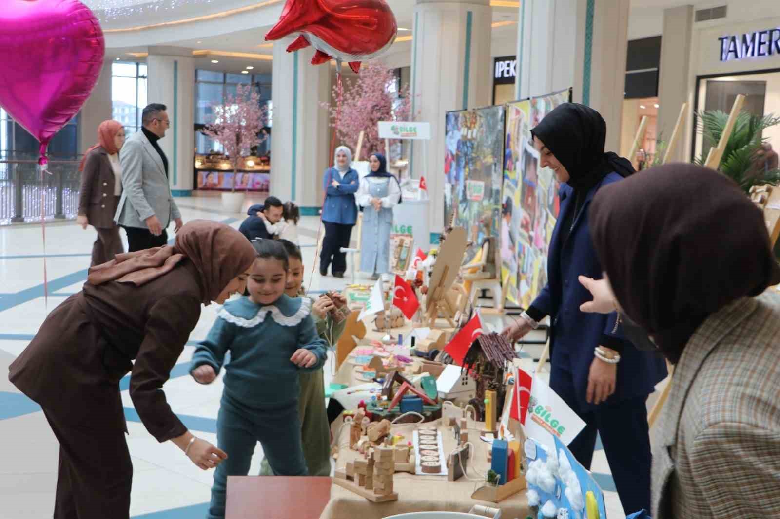 Minik ellerin doğaya dokunuşu
