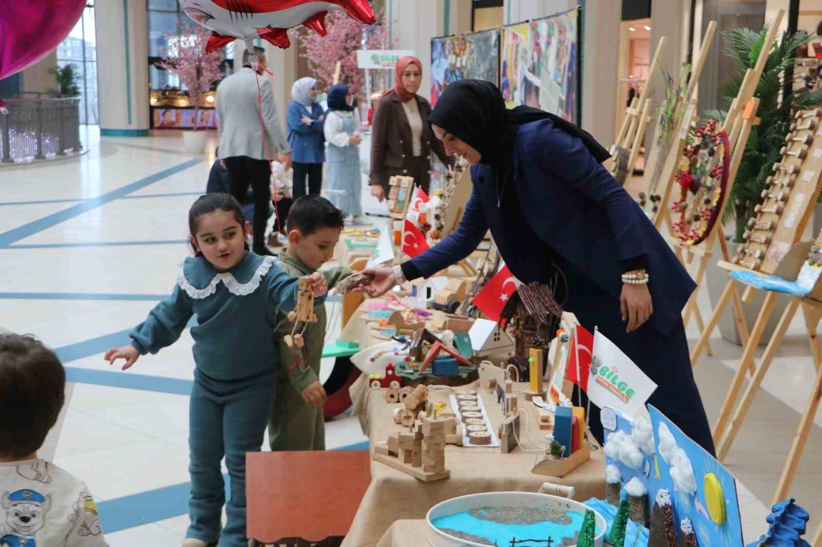 Minik ellerin doğaya dokunuşu
