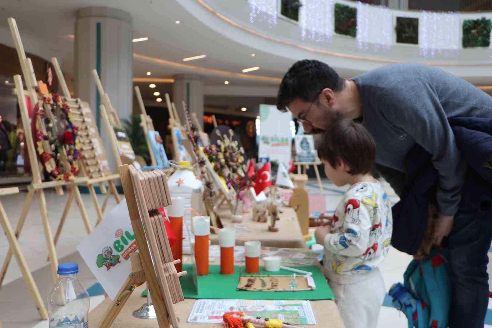 Minik ellerin doğaya dokunuşu
