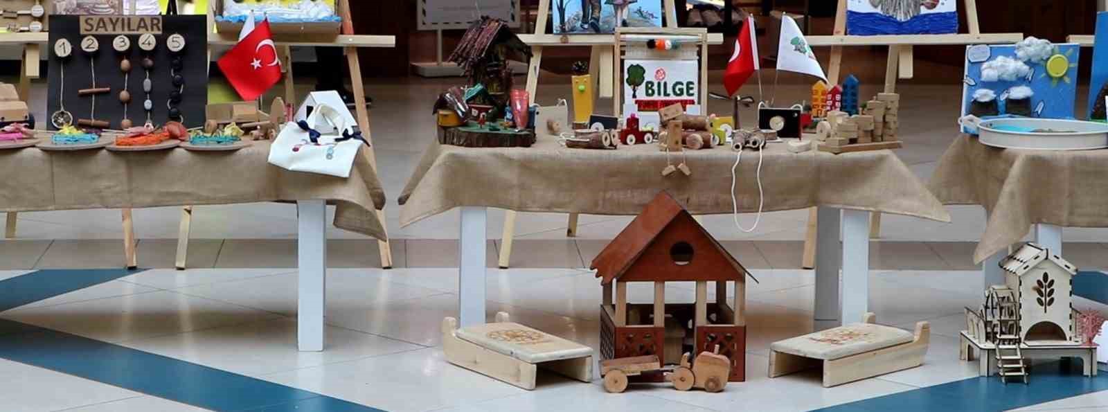 Minik ellerin doğaya dokunuşu
