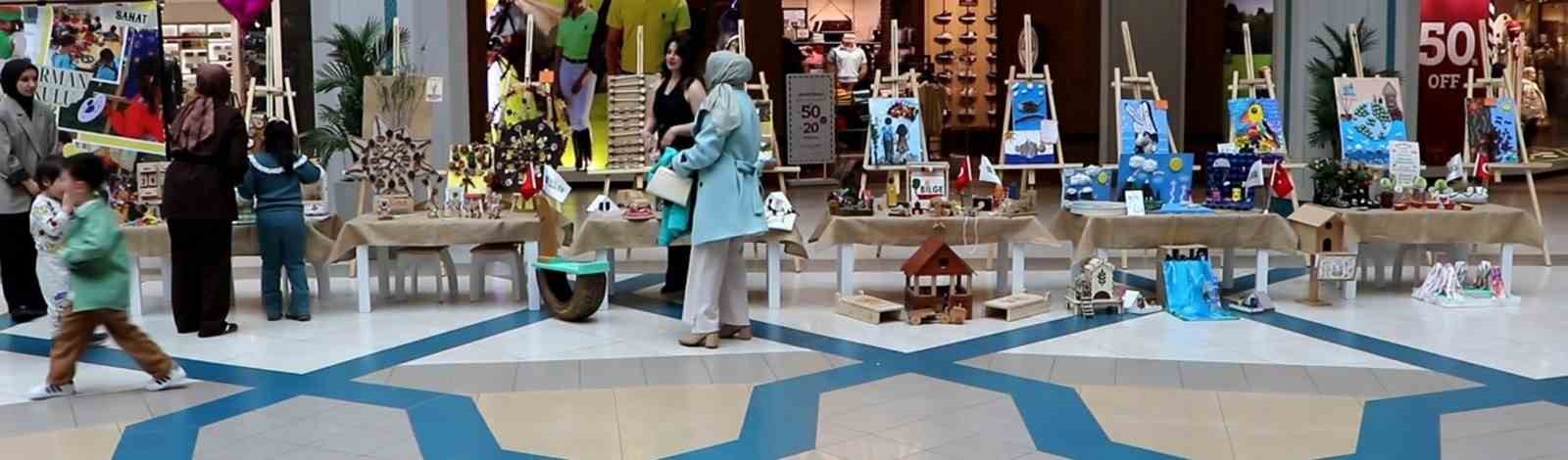 Minik ellerin doğaya dokunuşu
