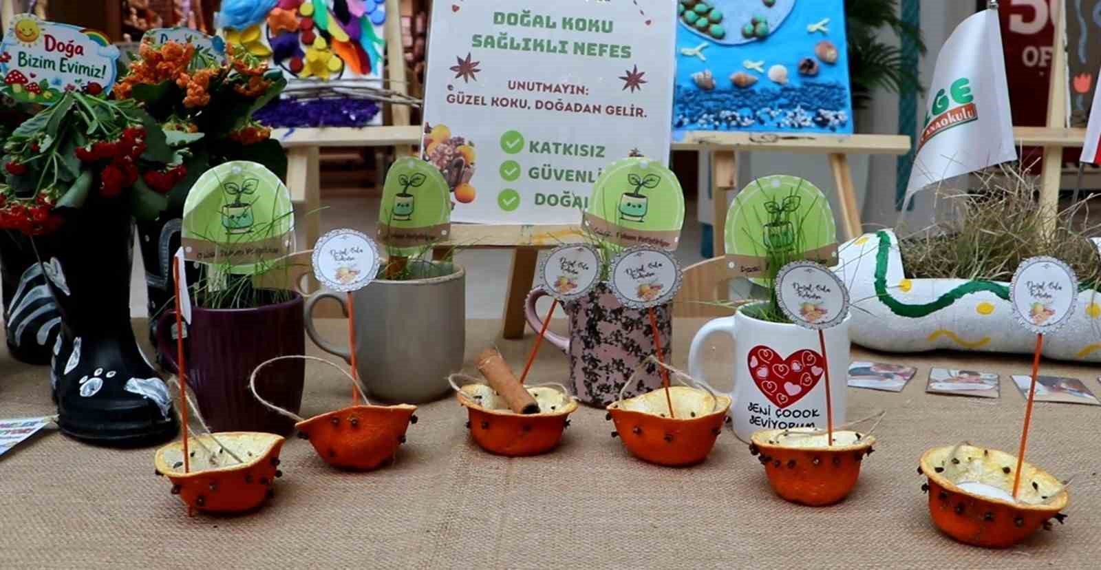 Minik ellerin doğaya dokunuşu
