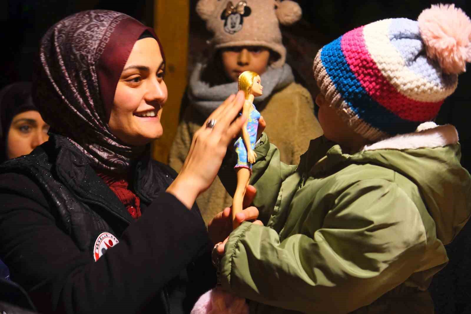 Minik Hümeyra’ya umut olmak için evinin önünde sürpriz yaptılar
