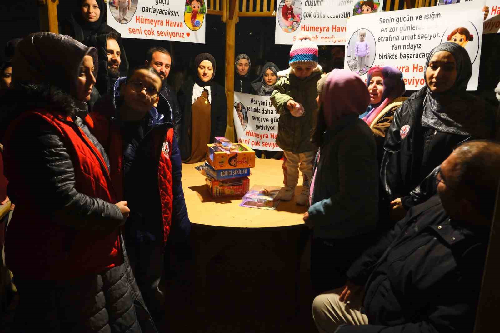 Minik Hümeyra’ya umut olmak için evinin önünde sürpriz yaptılar
