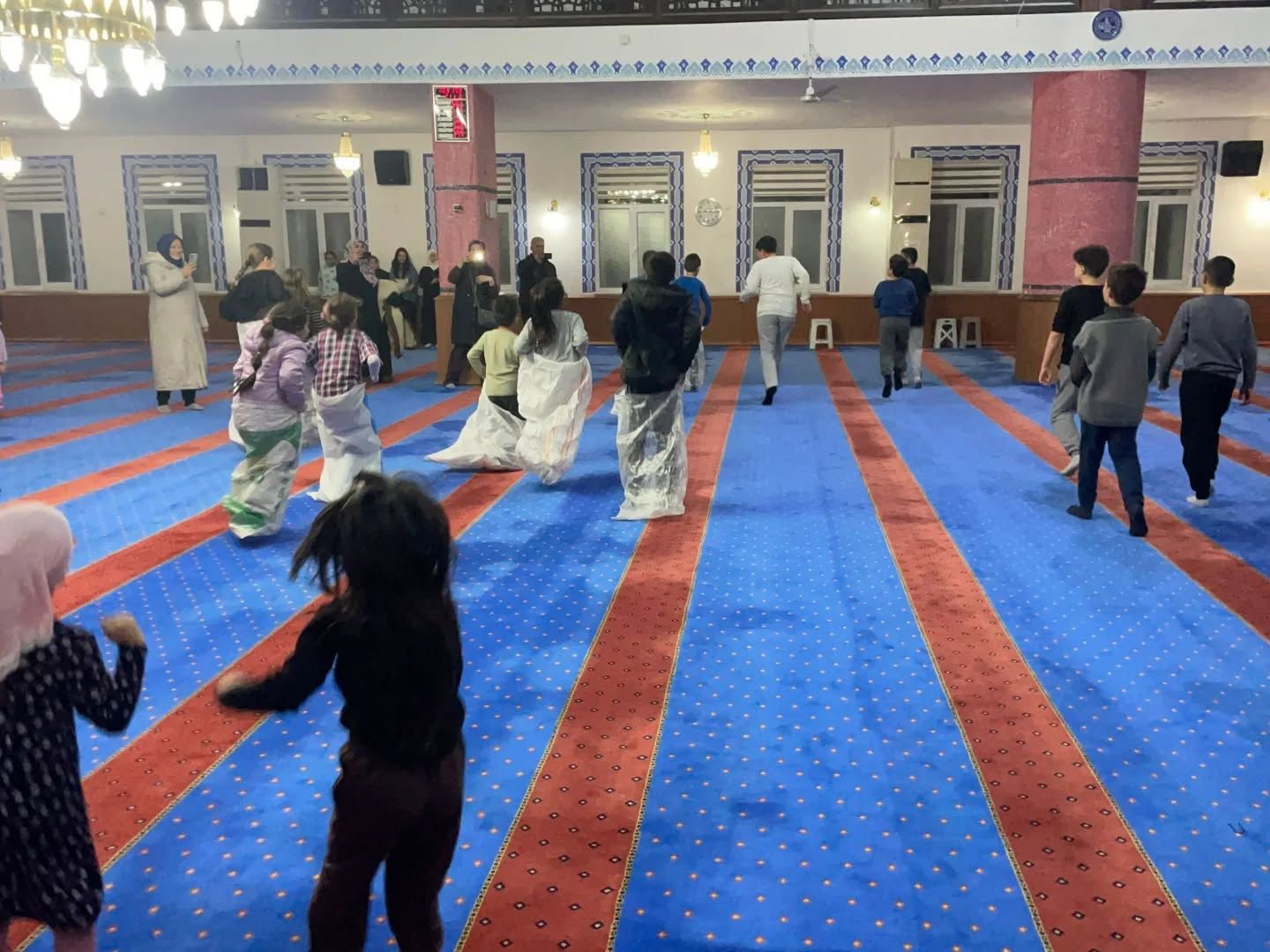 Minik kalpler camide buluştu: Tepebaşı’nda maneviyat ve oyun bir arada
