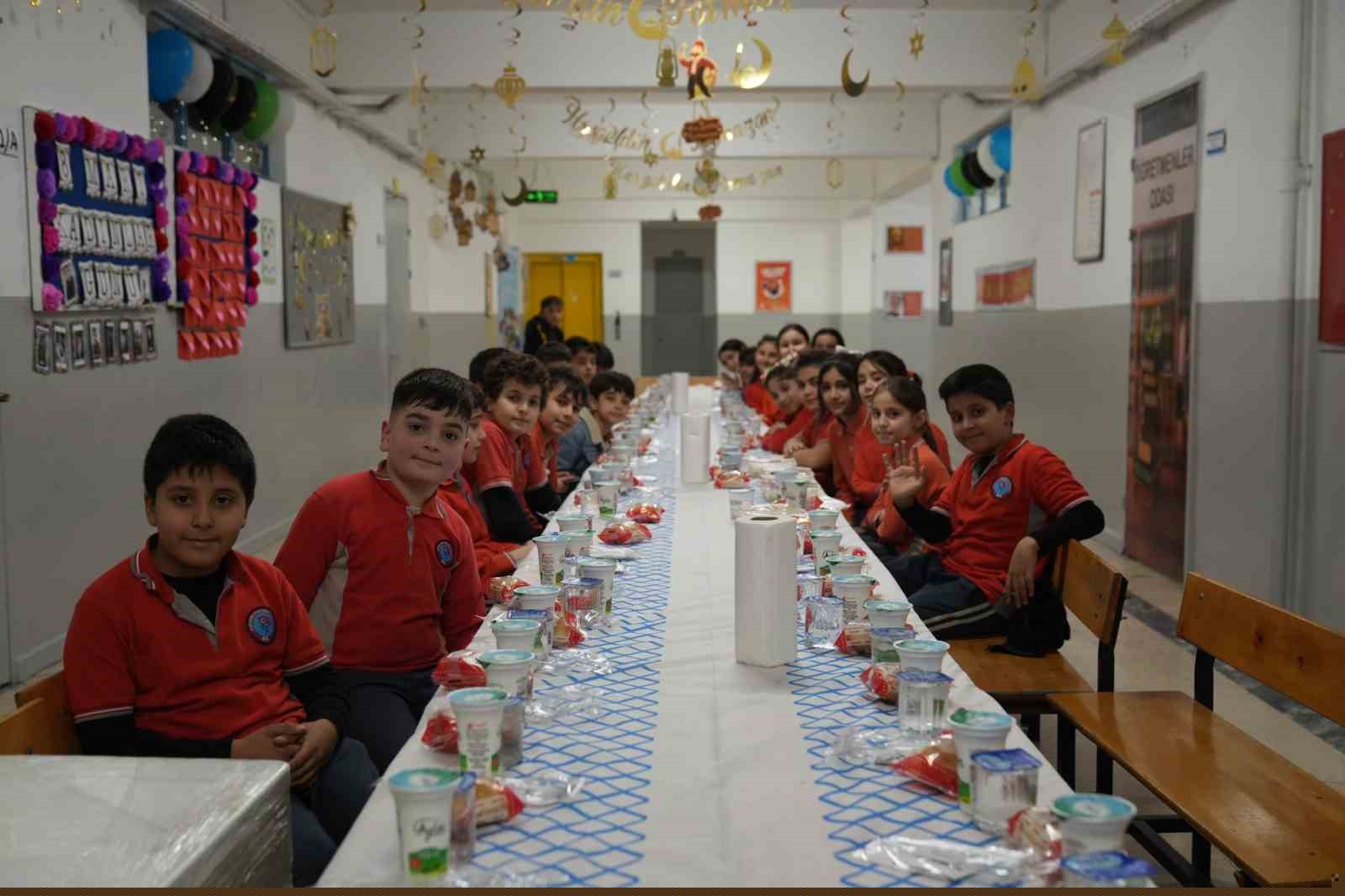 Minik kalpler iftar sofrasında buluştu
Minik kalpler iftar sofrasında buluştu