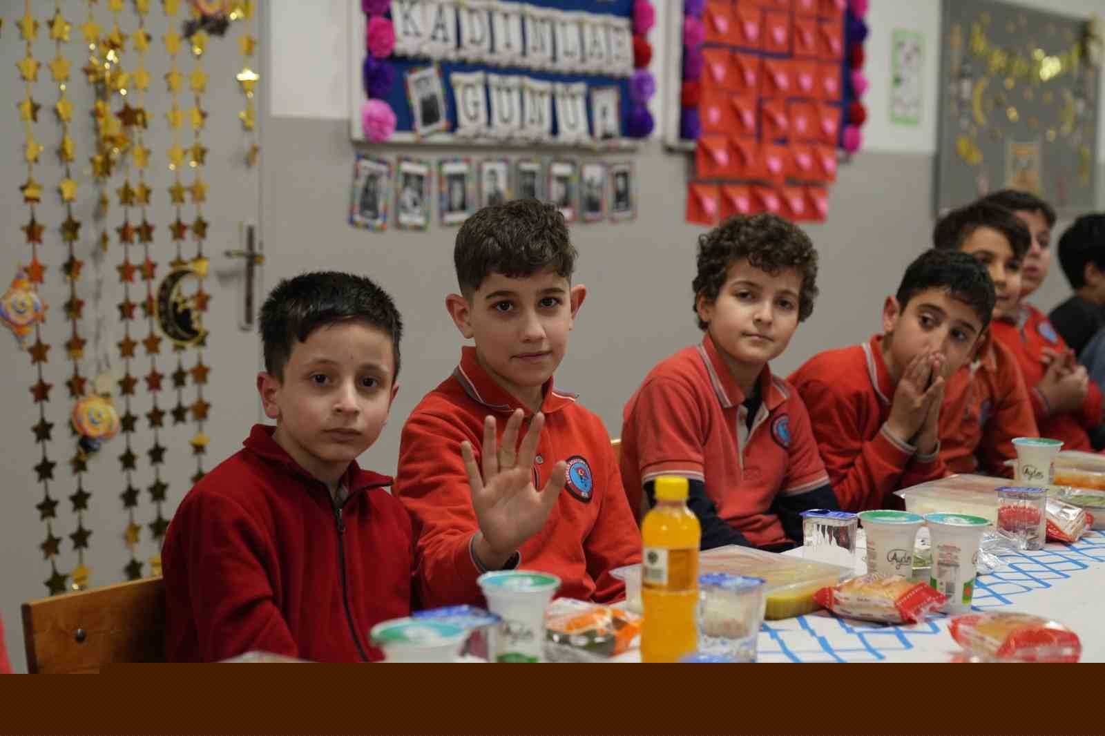 Minik kalpler iftar sofrasında buluştu
Minik kalpler iftar sofrasında buluştu