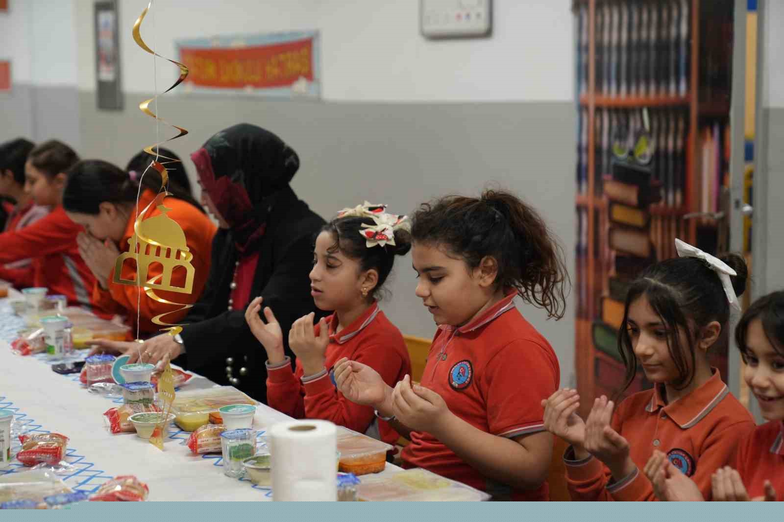 Minik kalpler iftar sofrasında buluştu
Minik kalpler iftar sofrasında buluştu