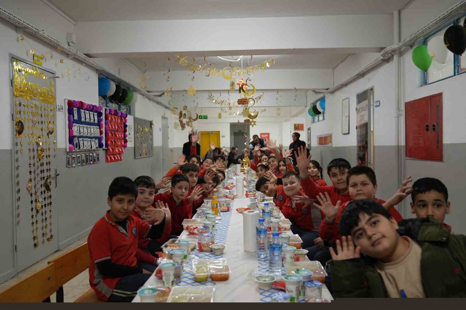 Minik kalpler iftar sofrasında buluştu
Minik kalpler iftar sofrasında buluştu