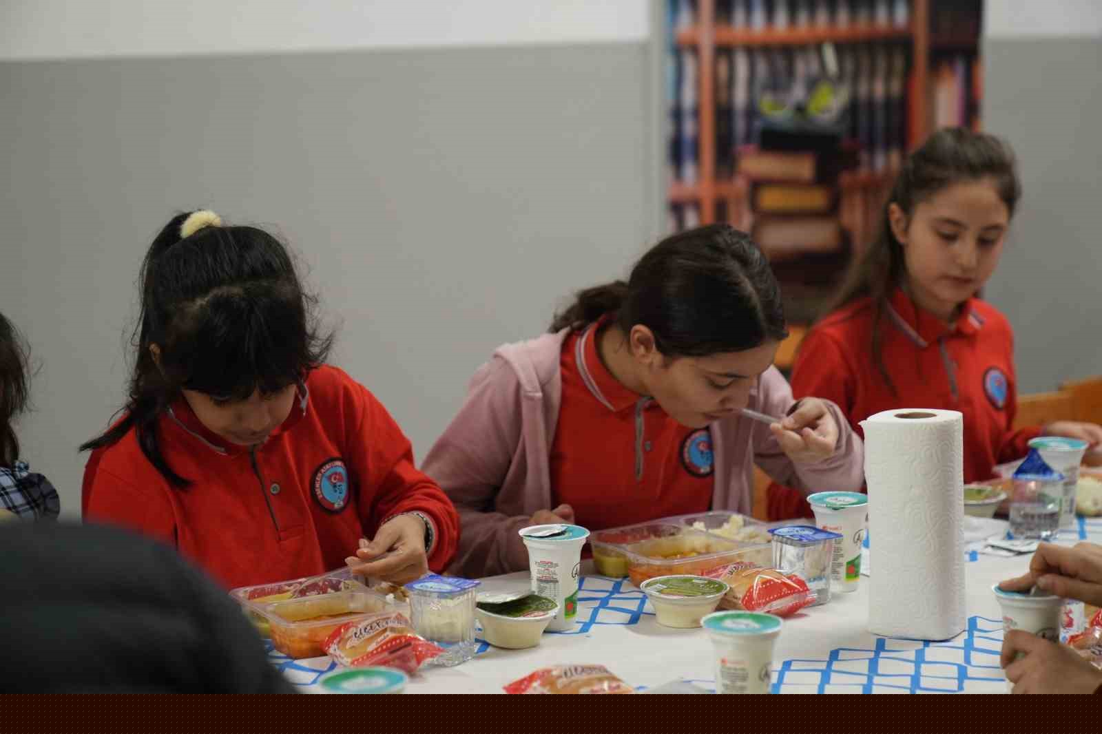 Minik kalpler iftar sofrasında buluştu
Minik kalpler iftar sofrasında buluştu