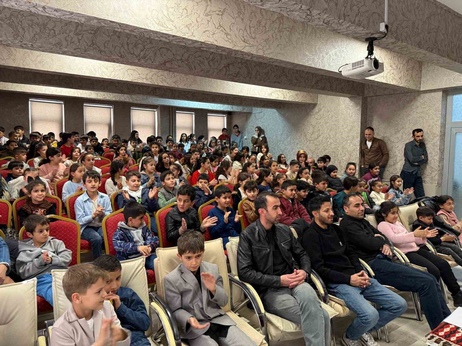 Minik kalplere tiyatro dokunuşu: "Seni Yaramaz Virüs" oyunu büyük ilgi gördü
