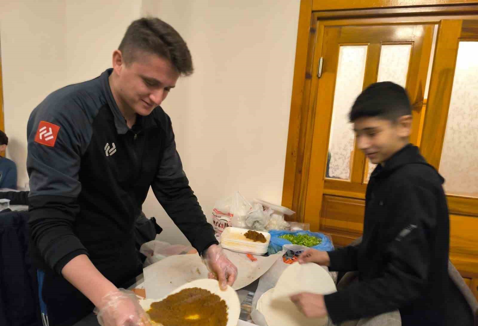 Minik kramponlar moral depoladı
