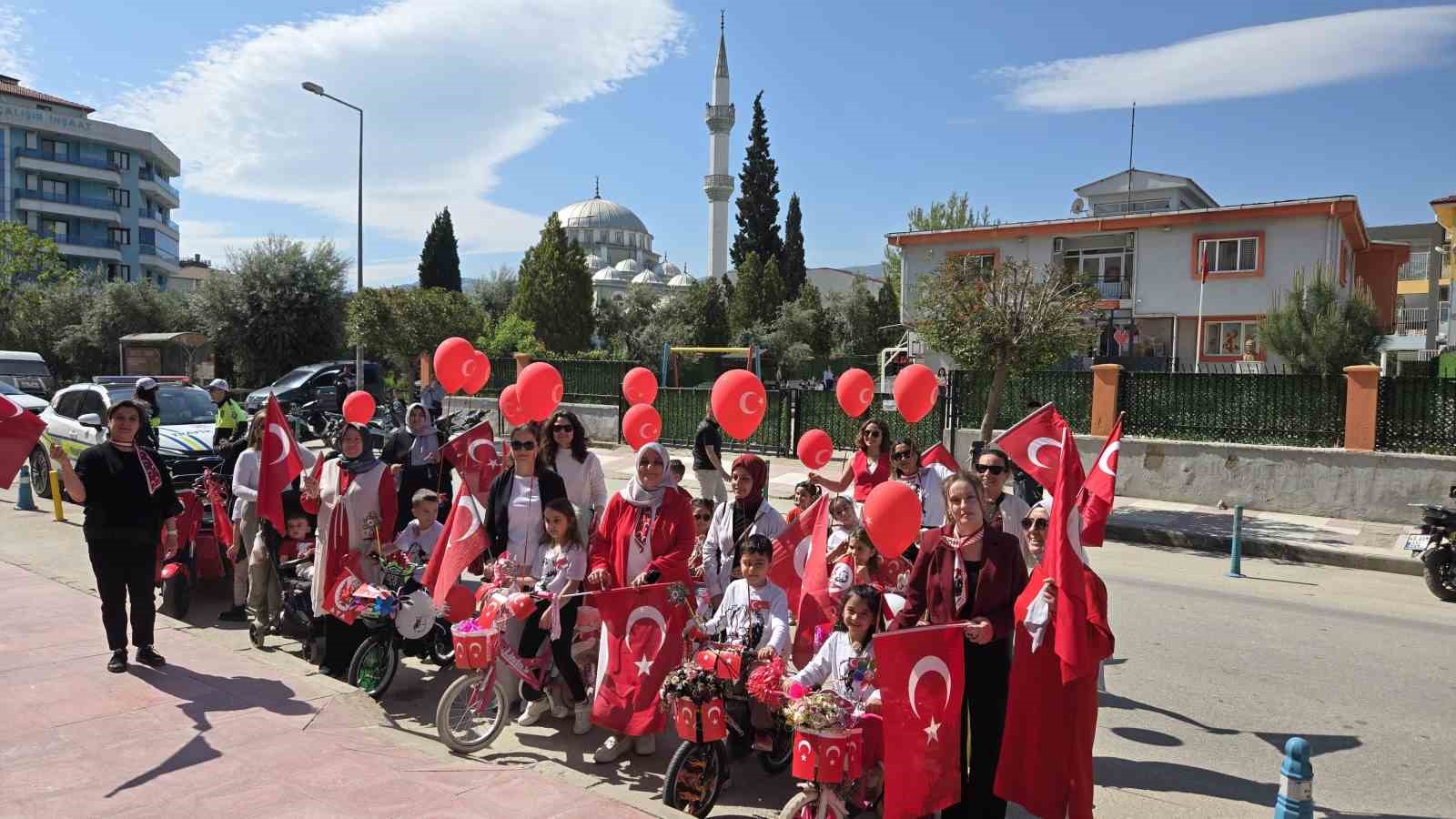 Minik öğrenciler 3 tekerlekli bisikletleriyle kaymakamlığı ziyaret etti
