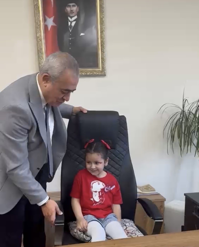 Minik öğrenciler 3 tekerlekli bisikletleriyle kaymakamlığı ziyaret etti
