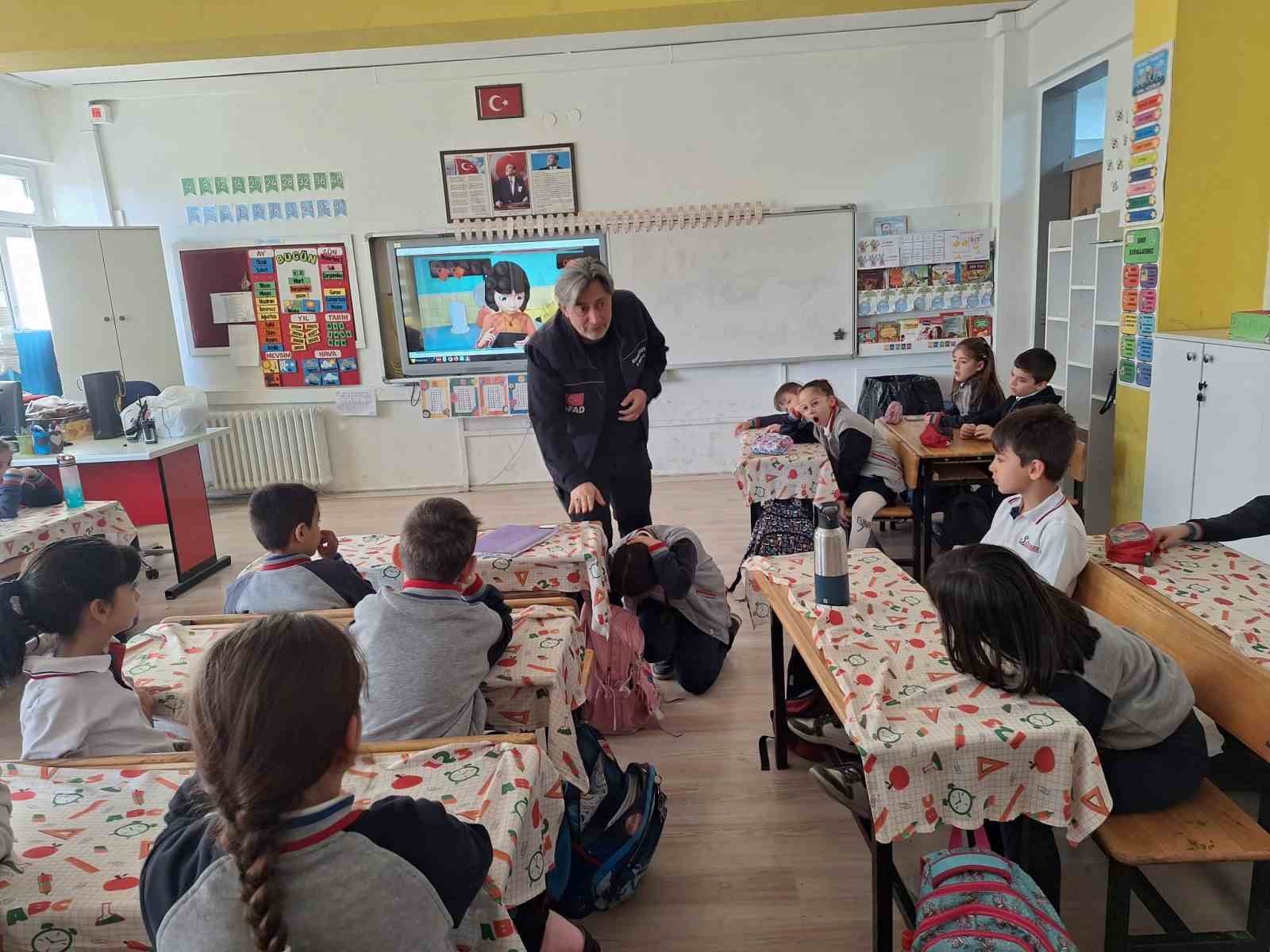 Minik öğrenciler afetlere karşı bilinçleniyor
