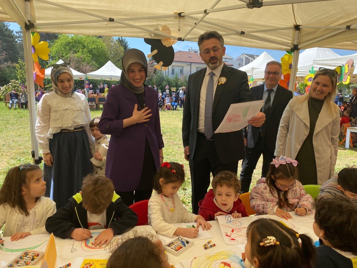 Minik öğrenciler hayallerini kağıda çizdi
