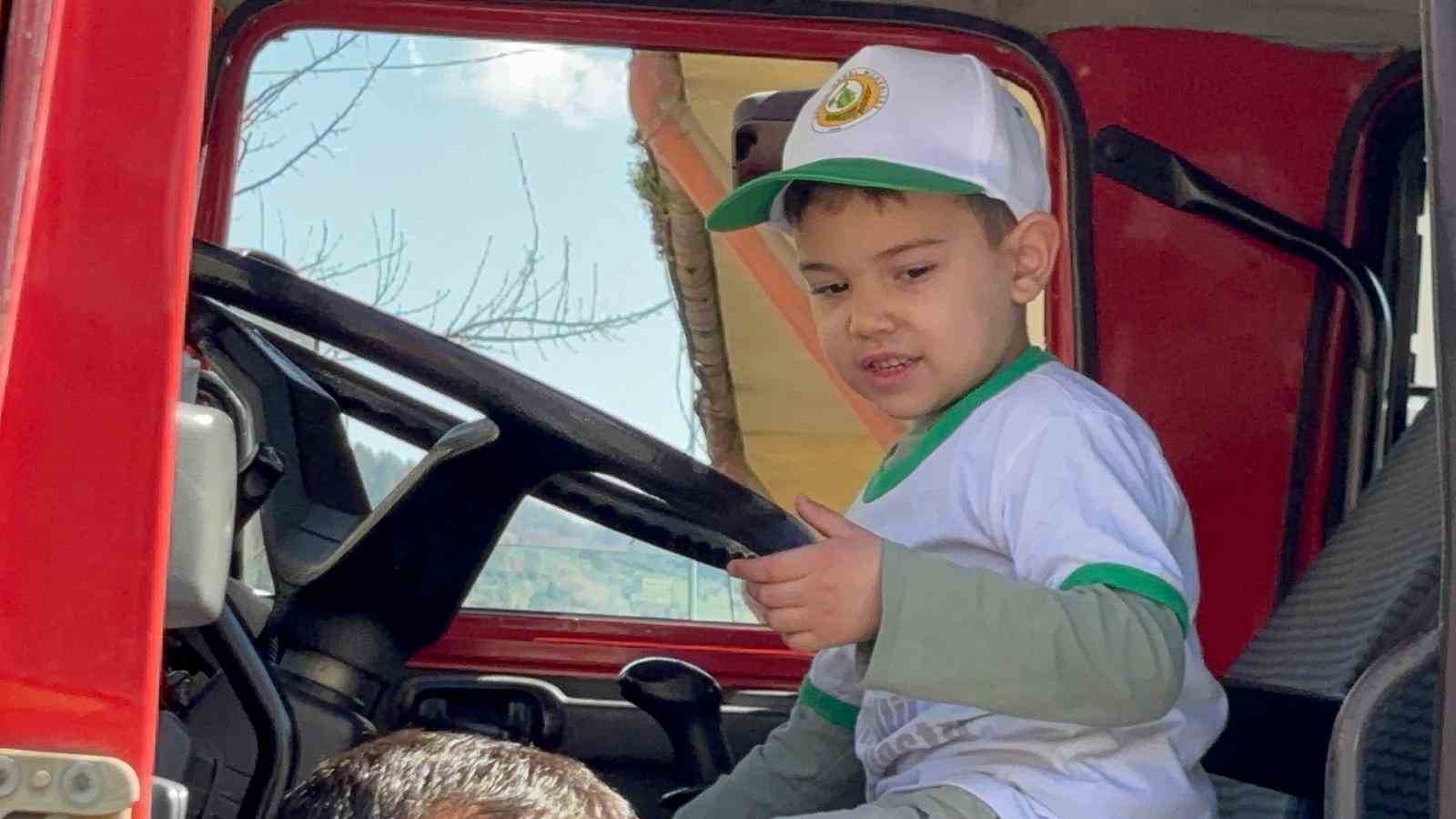 Minik öğrenciler ilk kez itfaiye aracına bindiler
