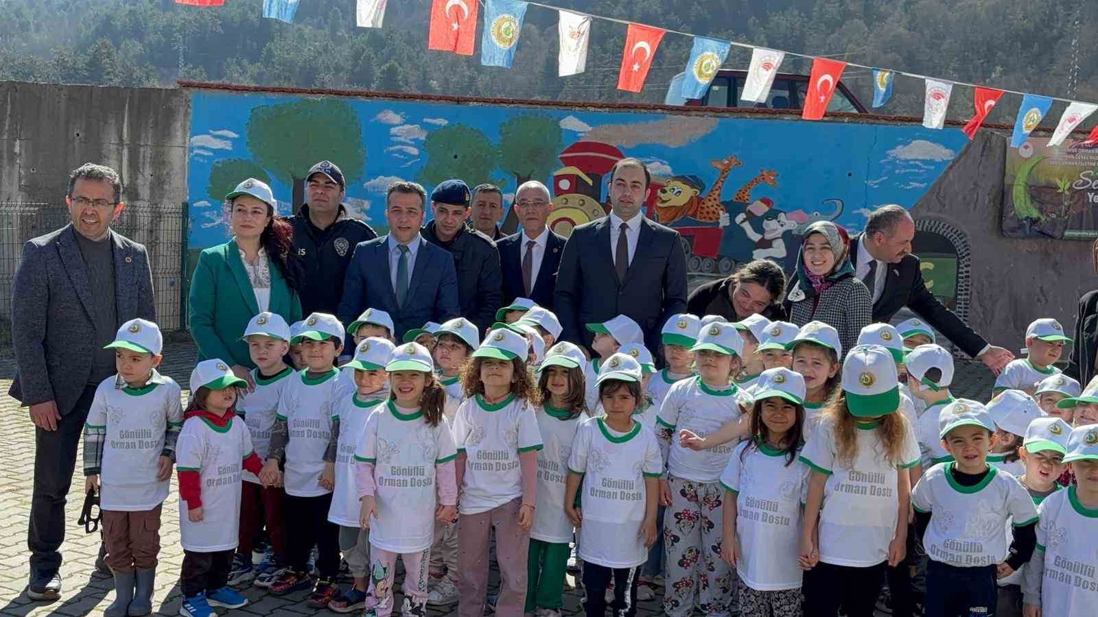 Minik öğrenciler ilk kez itfaiye aracına bindiler
