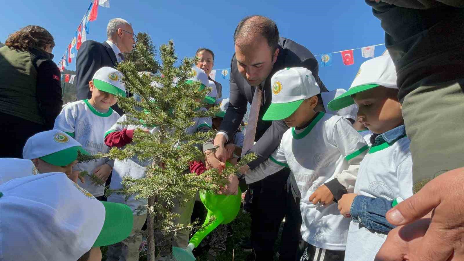 Minik öğrenciler ilk kez itfaiye aracına bindiler
