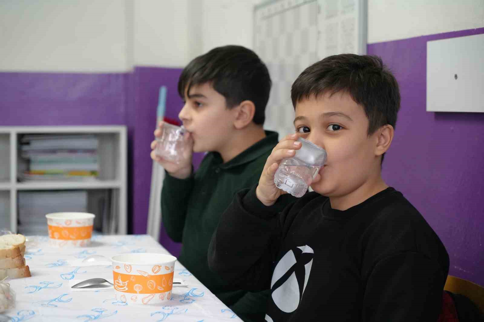 Minik öğrenciler ilk kez "tekne orucu" tutmanın sevincini yaşadı
