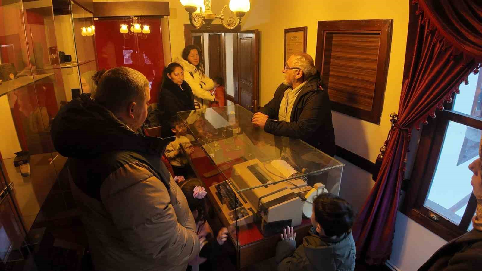 Minik öğrenciler Kocaeli’nin basın tarihini öğrendi
Minik öğrenciler Kocaeli’nin basın tarihini öğrendi