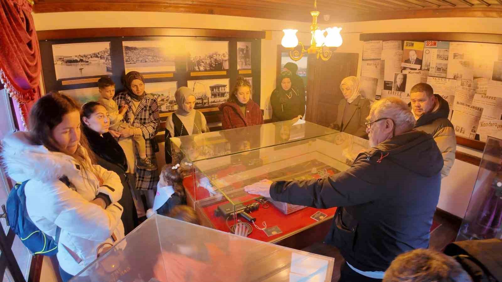 Minik öğrenciler Kocaeli’nin basın tarihini öğrendi
Minik öğrenciler Kocaeli’nin basın tarihini öğrendi