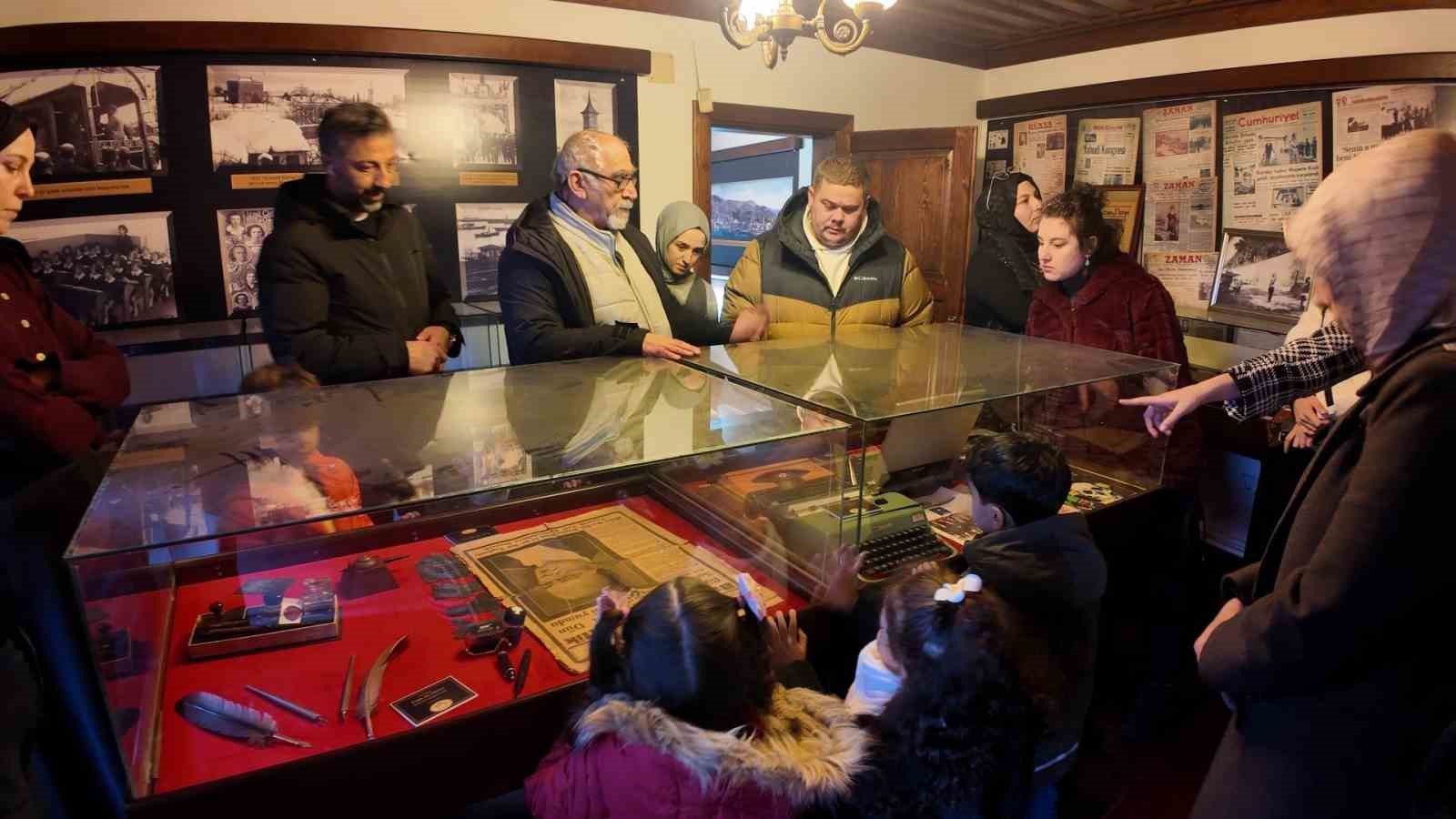 Minik öğrenciler Kocaeli’nin basın tarihini öğrendi
Minik öğrenciler Kocaeli’nin basın tarihini öğrendi