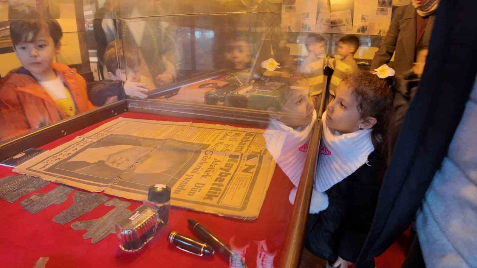 Minik öğrenciler Kocaeli’nin basın tarihini öğrendi
Minik öğrenciler Kocaeli’nin basın tarihini öğrendi