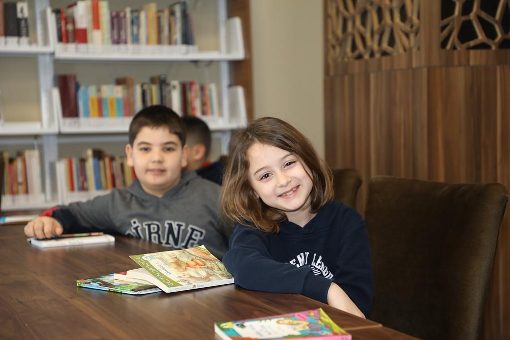 Minik öğrenciler kütüphane ziyaretinde kitap bağışında bulundu
