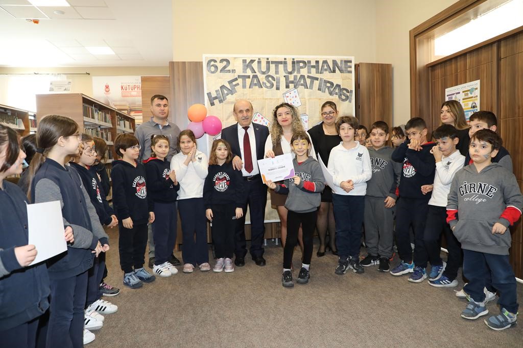 Minik öğrenciler kütüphane ziyaretinde kitap bağışında bulundu
