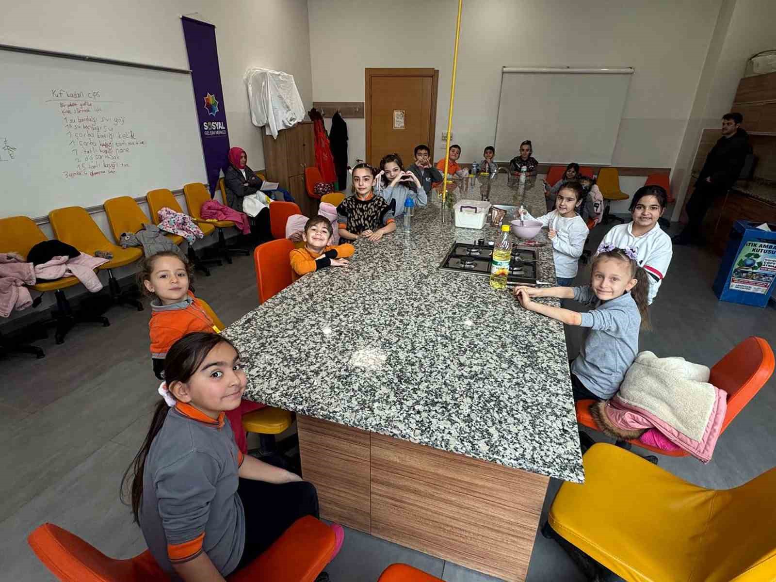 Minik öğrenciler mutfak ve tasarım atölyelerinde deneyim kazandı
