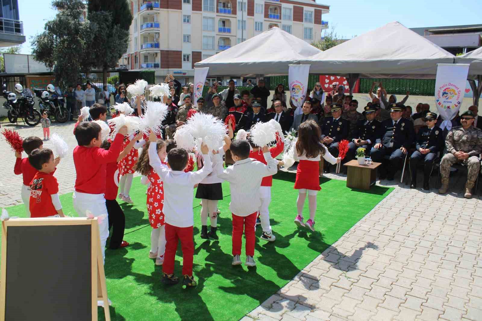 Minik öğrenciler polis abileri unutmadı
