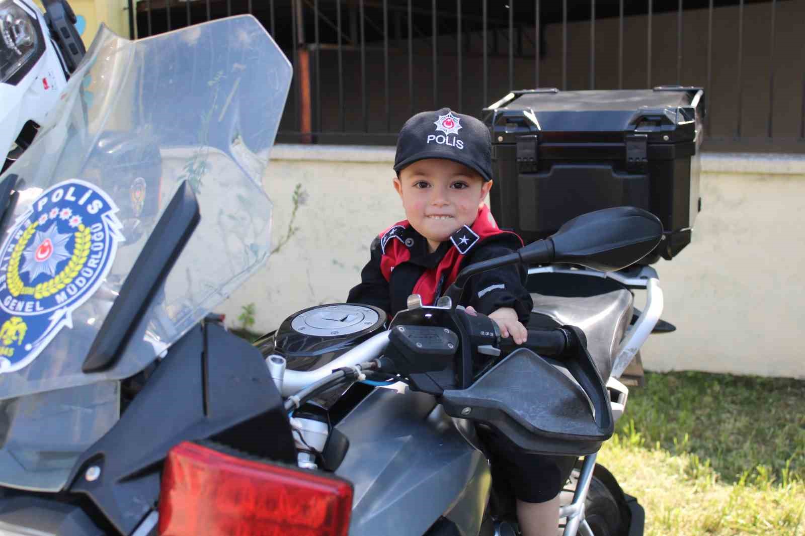 Minik öğrenciler polis abileri unutmadı
