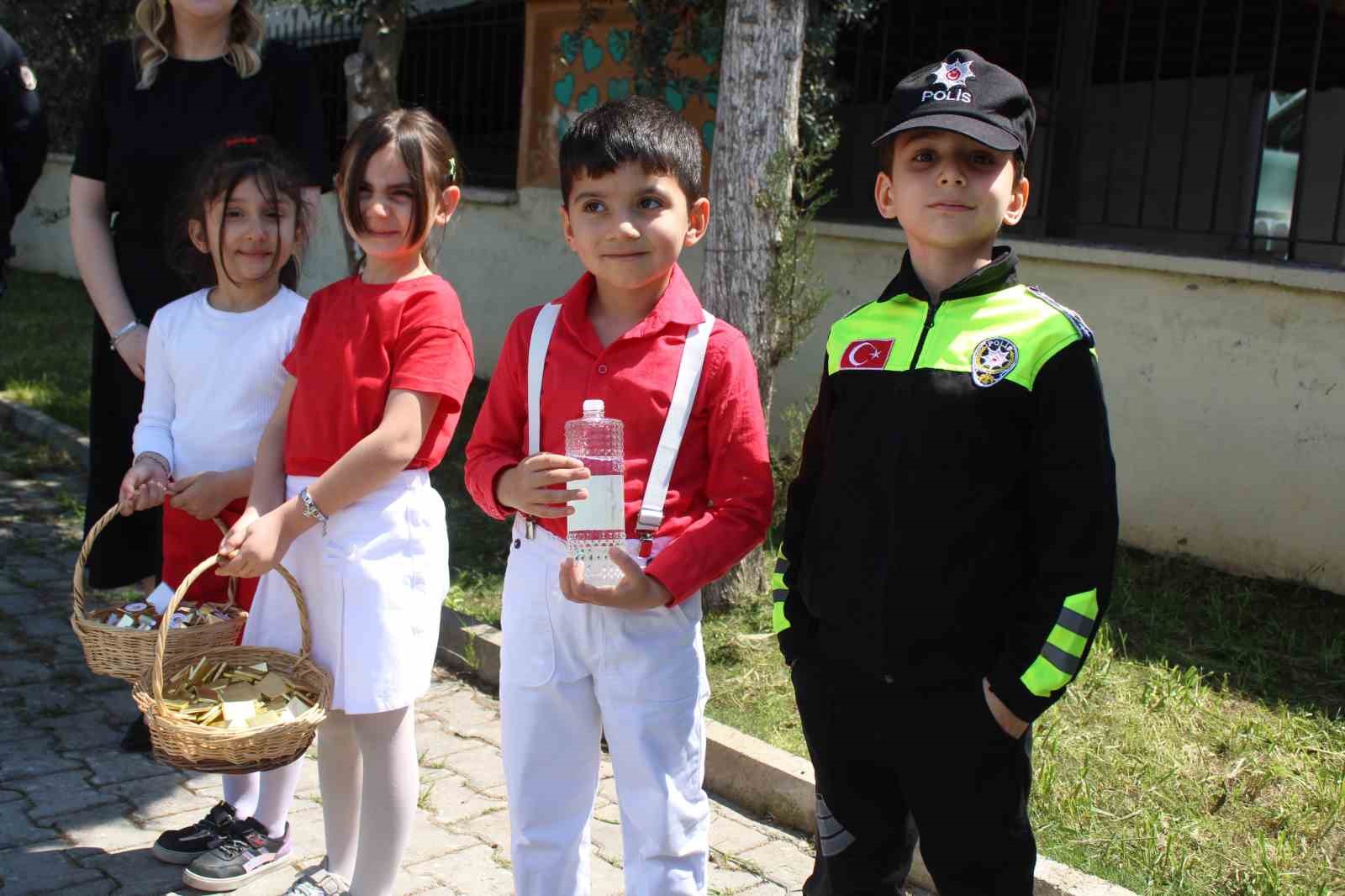Minik öğrenciler polis abileri unutmadı
