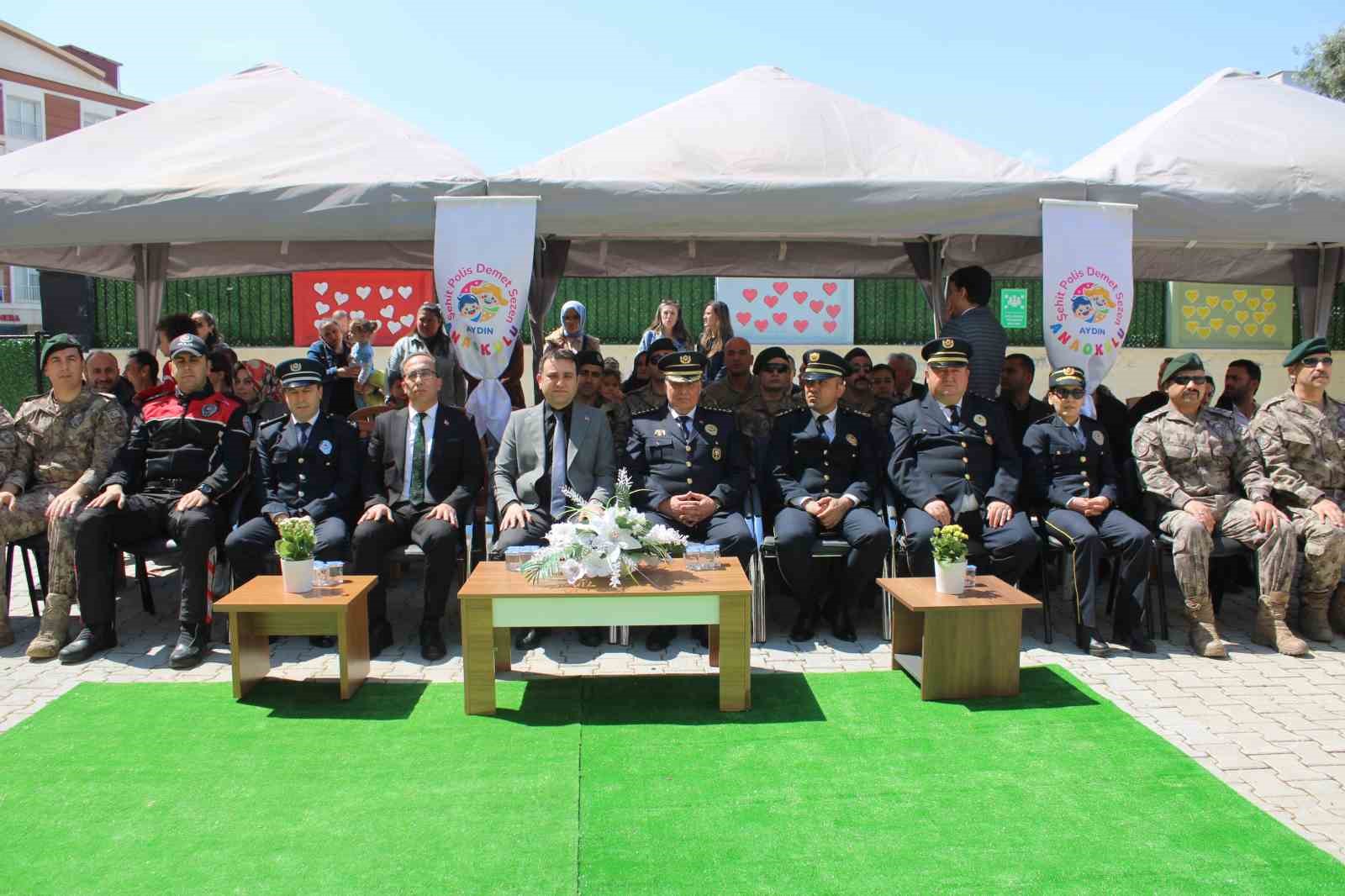 Minik öğrenciler polis abileri unutmadı
