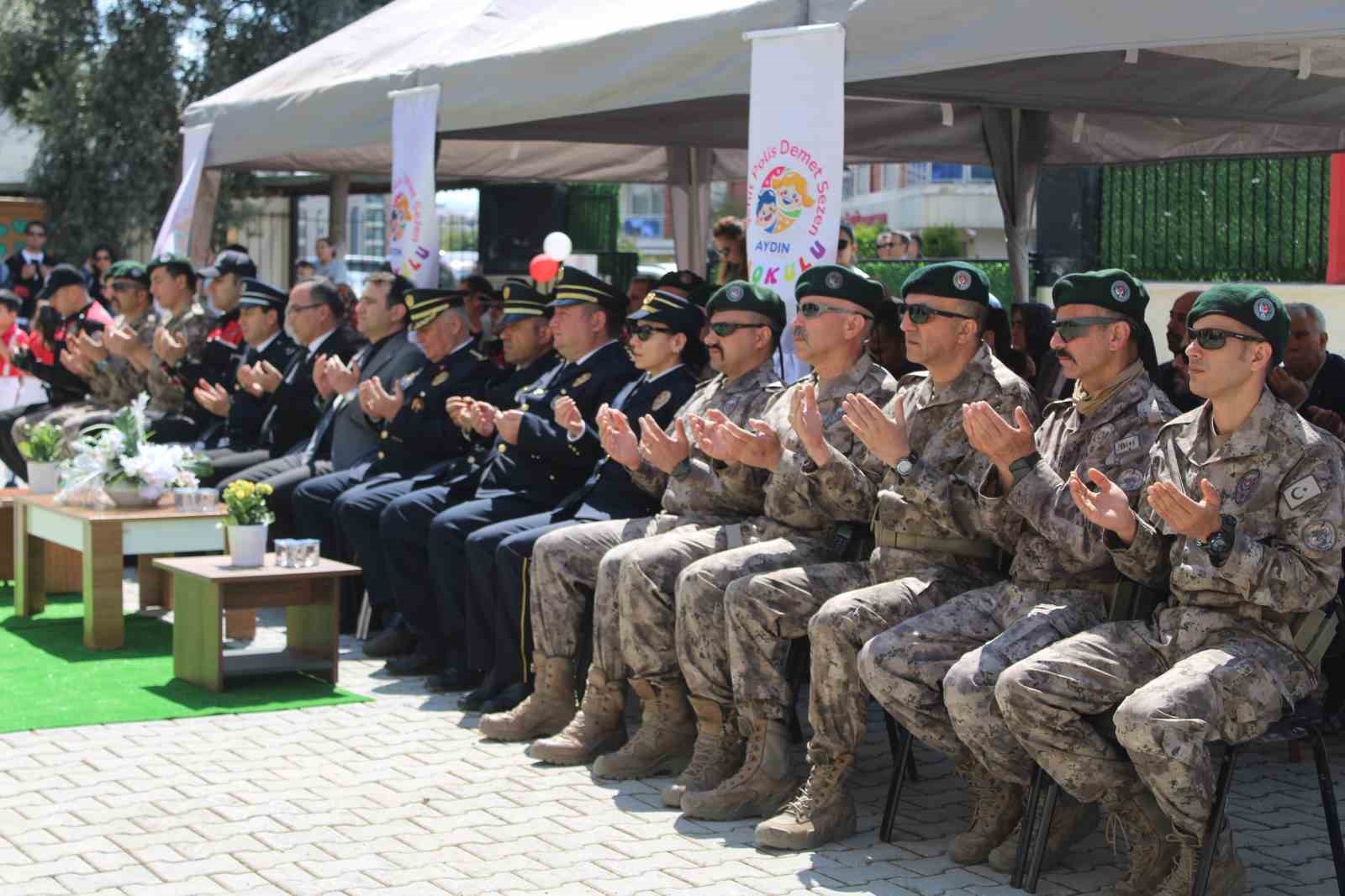 Minik öğrenciler polis abileri unutmadı
