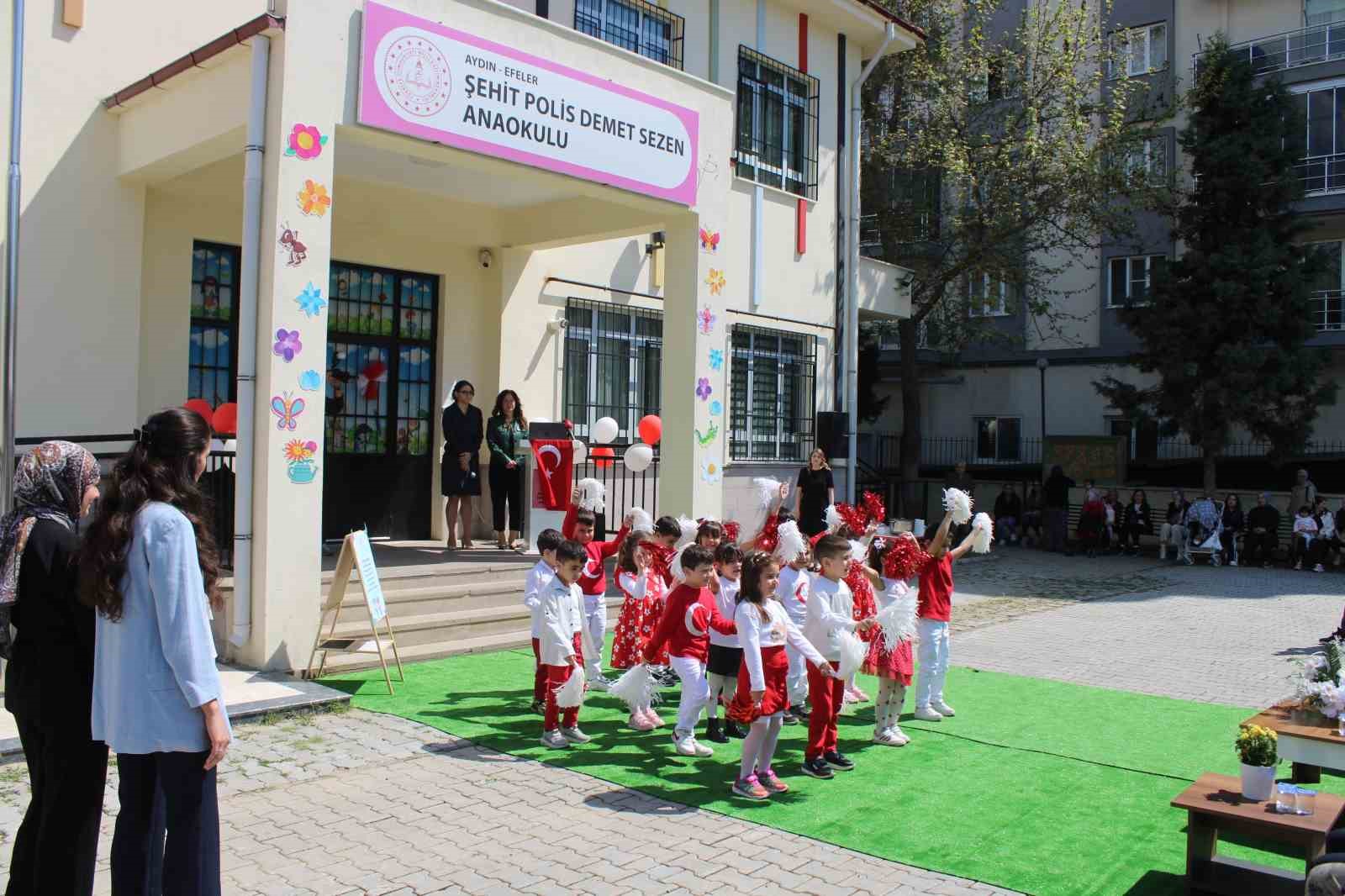 Minik öğrenciler polis abileri unutmadı
