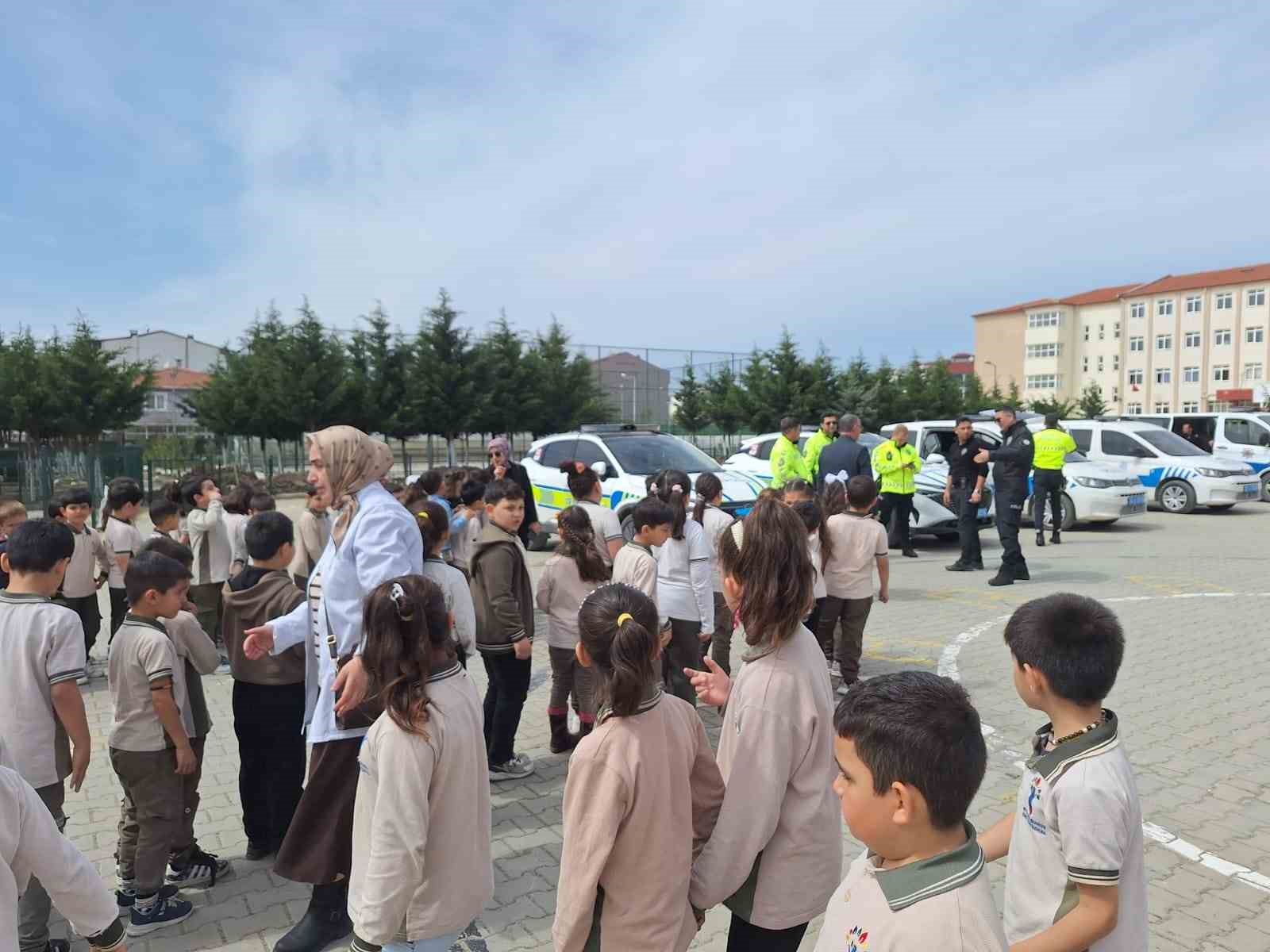 Minik öğrenciler polislik mesleğini yakından tanıdı
Minik öğrenciler polislik mesleğini yakından tanıdı
