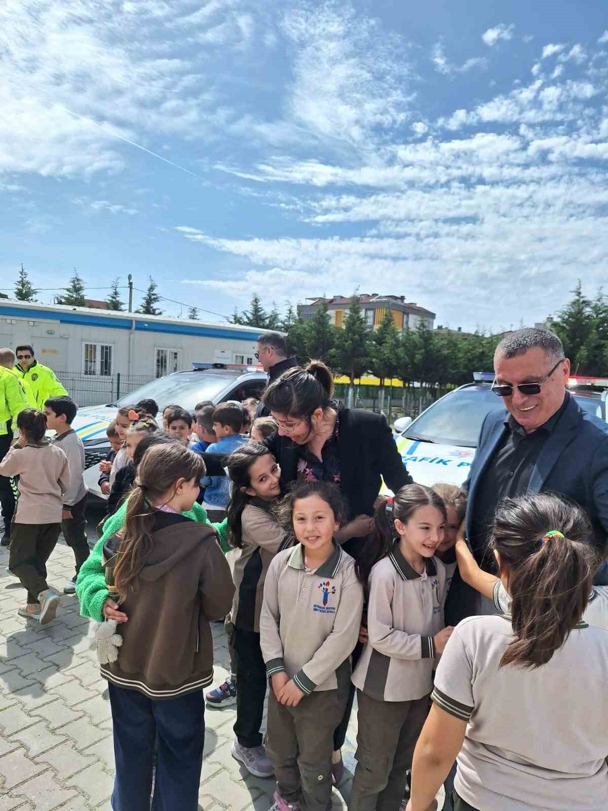 Minik öğrenciler polislik mesleğini yakından tanıdı
Minik öğrenciler polislik mesleğini yakından tanıdı