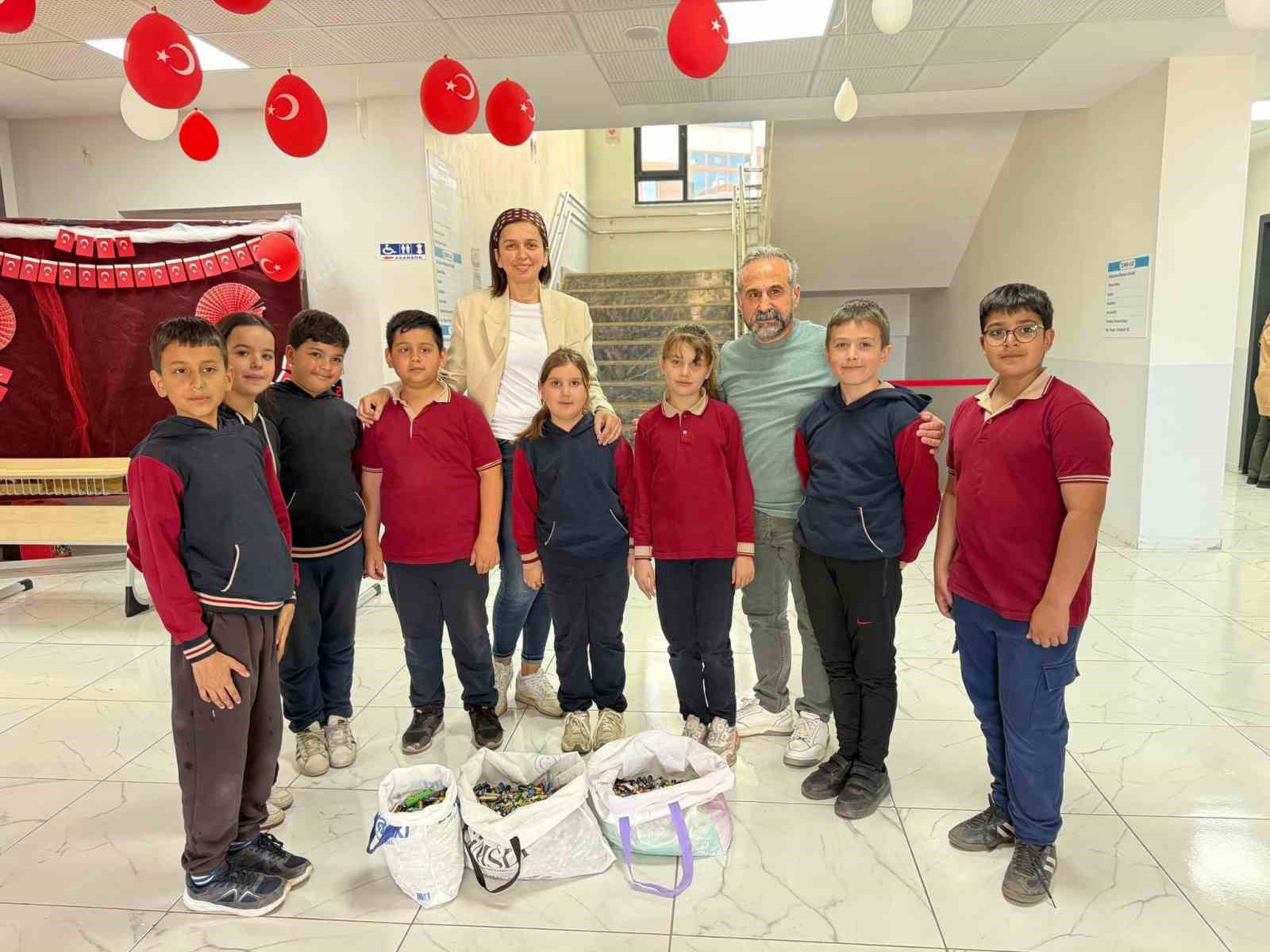 Minik öğrencilerden anlamlı proje: kapı kapı dolaşıp atık pil topladılar
