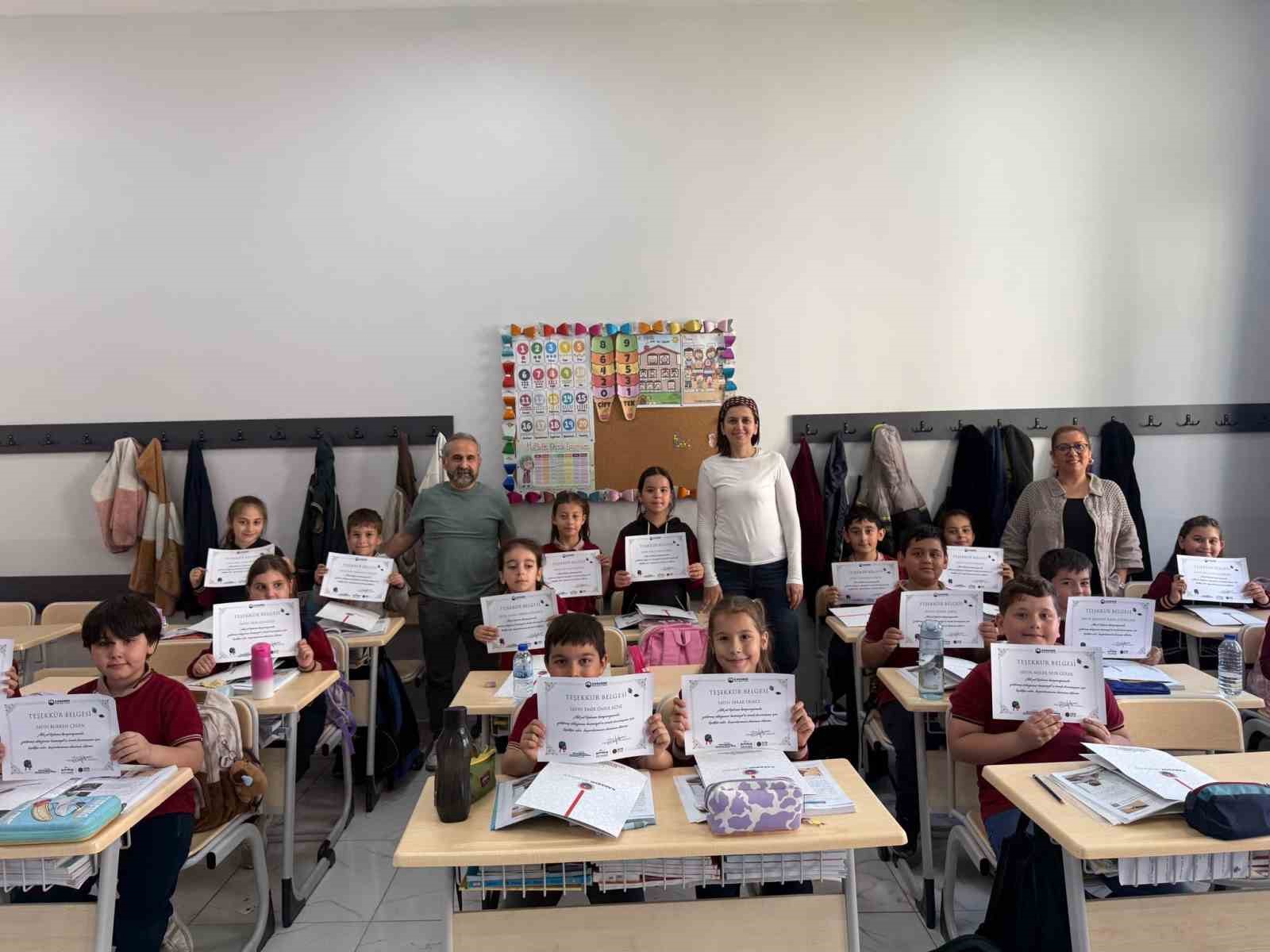 Minik öğrencilerden anlamlı proje: kapı kapı dolaşıp atık pil topladılar
