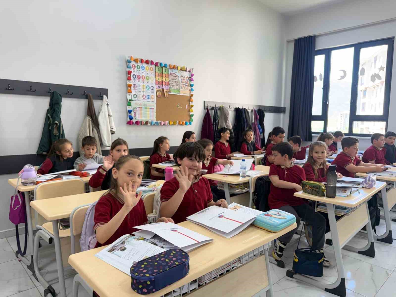 Minik öğrencilerden anlamlı proje: kapı kapı dolaşıp atık pil topladılar
