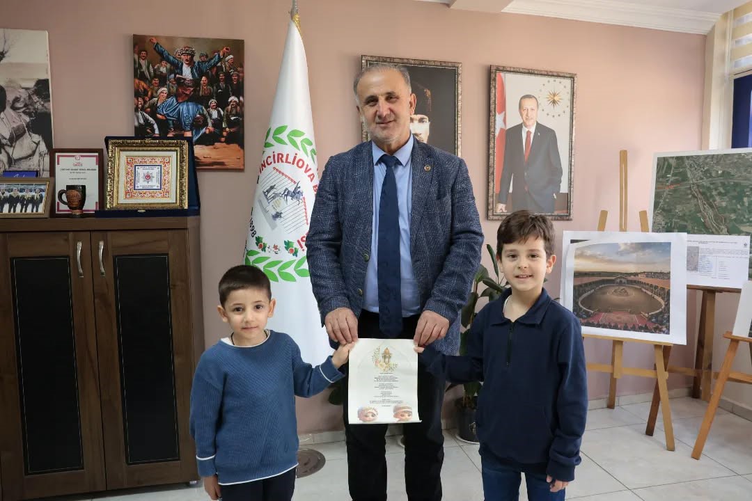 Minik öğrencilerden Başkan Kaya’ya hediye
