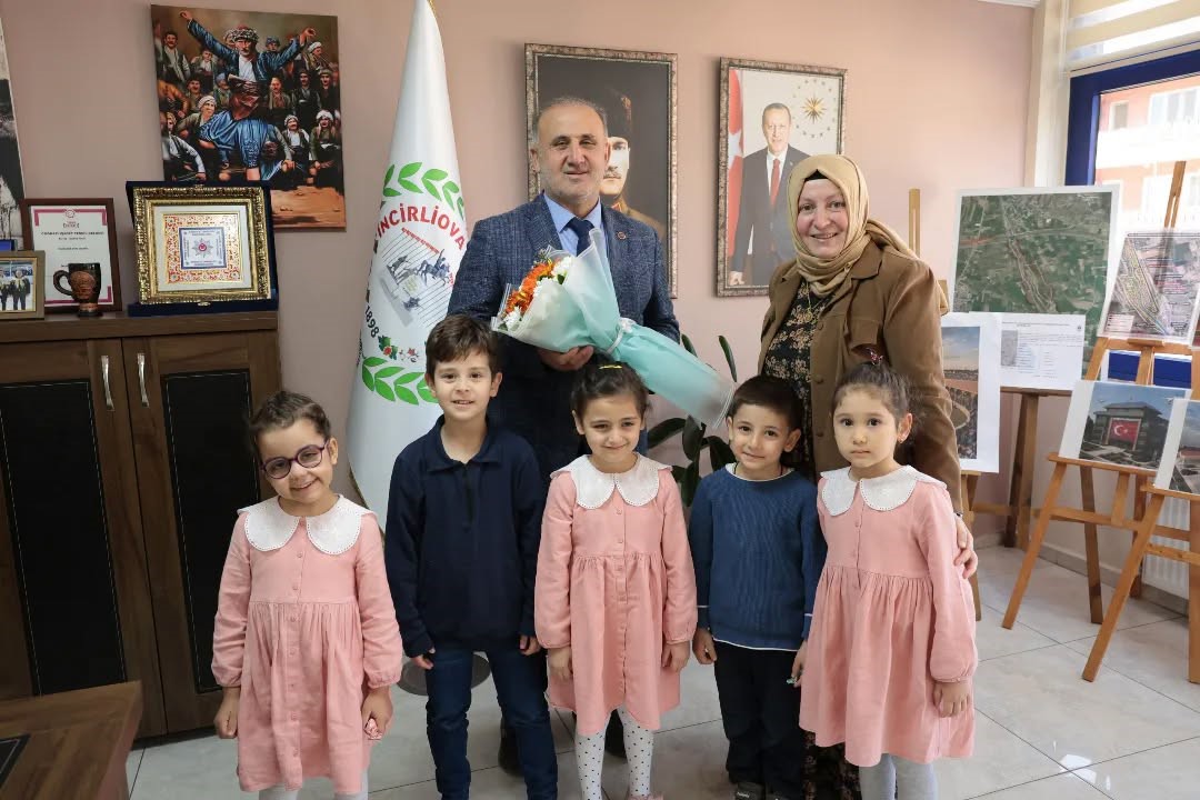 Minik öğrencilerden Başkan Kaya’ya hediye
