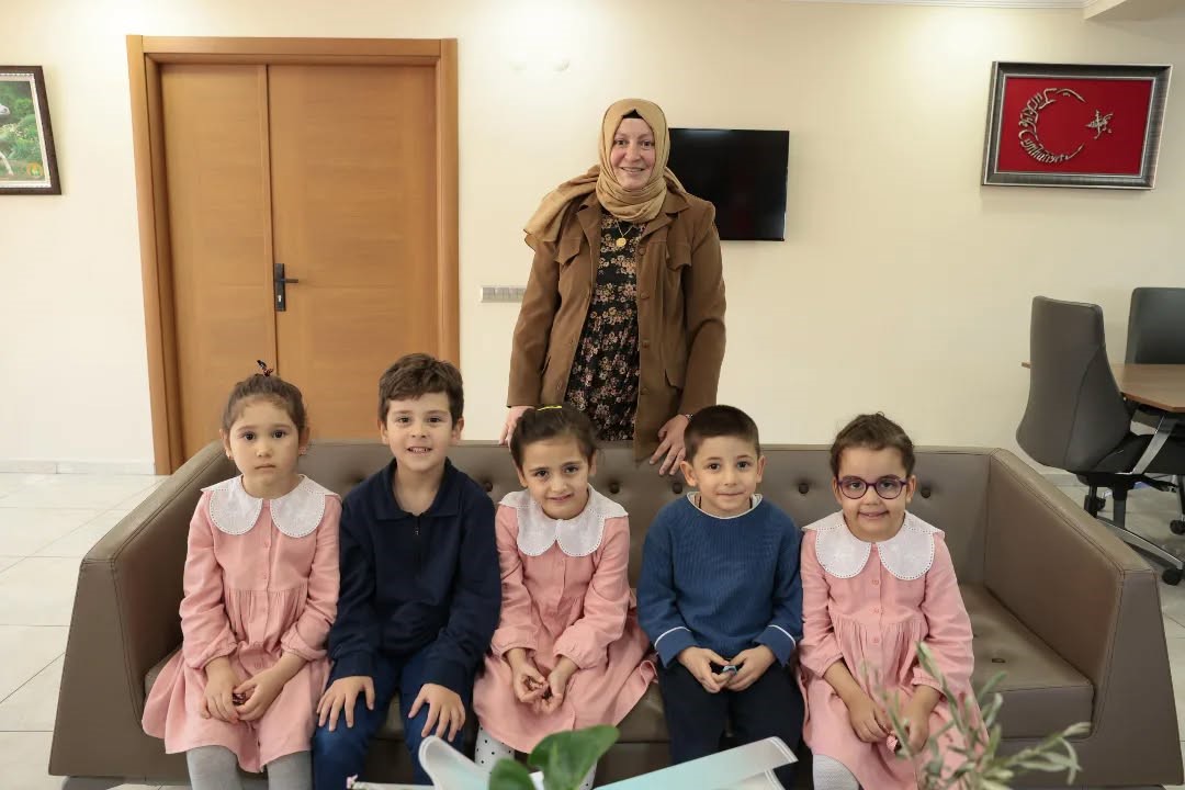 Minik öğrencilerden Başkan Kaya’ya hediye
