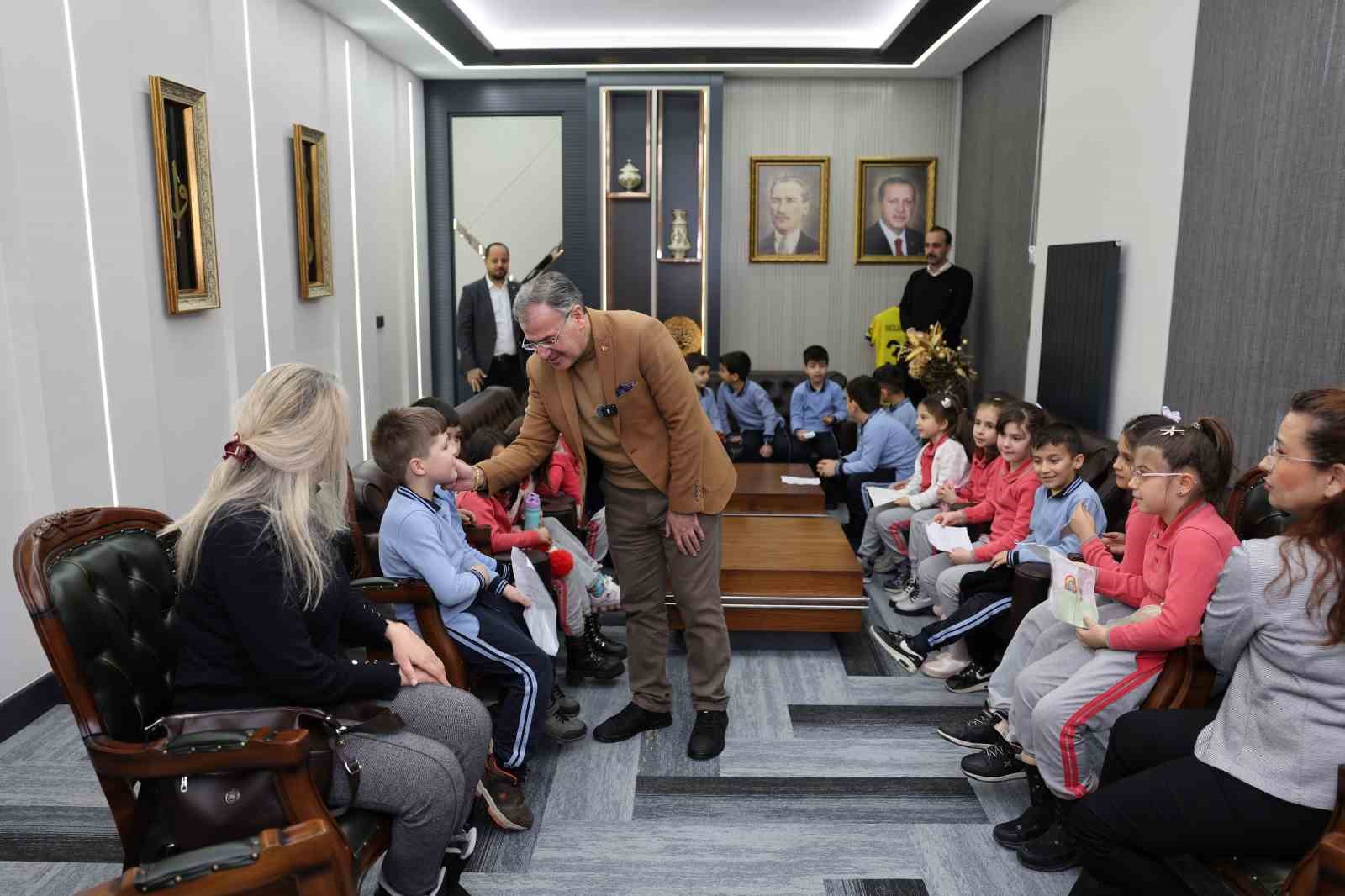 Minik öğrencilerden Başkan Özdoğan’a ziyaret
