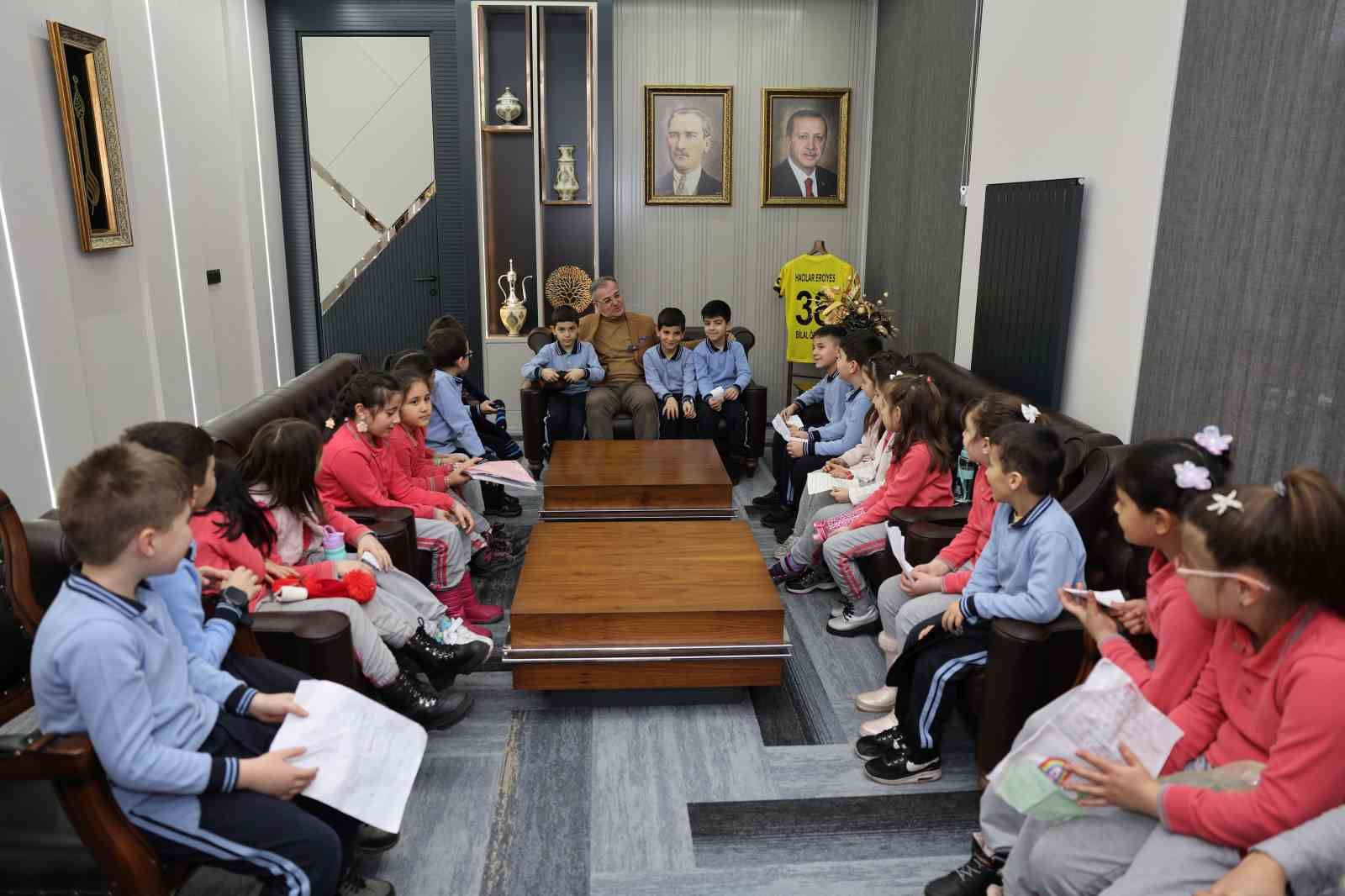 Minik öğrencilerden Başkan Özdoğan’a ziyaret
